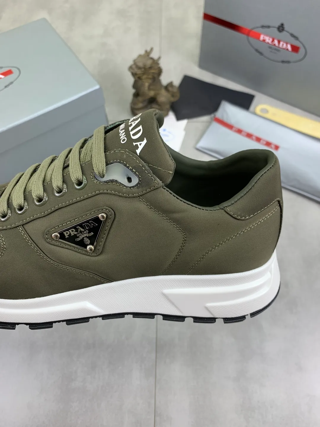 Men's shoes 💰P540 new (higher version) new PRADA (Prada) classic models are on the market at the same time, new men's shoes, 😘fabrics are selected from original imported calfskin. First layer of imported cowhide lining. The original version is awesome! 👍🏿Original open-molded non-slip PU outsole, with exquisite lines, simple and elegant, super comfortable and classy on foot, suitable for leisure travel. Code number: 38-45 (46 customized) 3️⃣ colors available